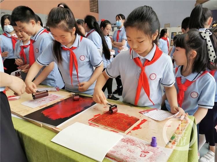 恋人之间应该亲密无间还是保留个人空间？游戏画面